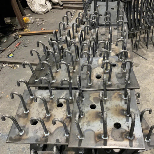 图纸中如何确定海北预埋件的位置？