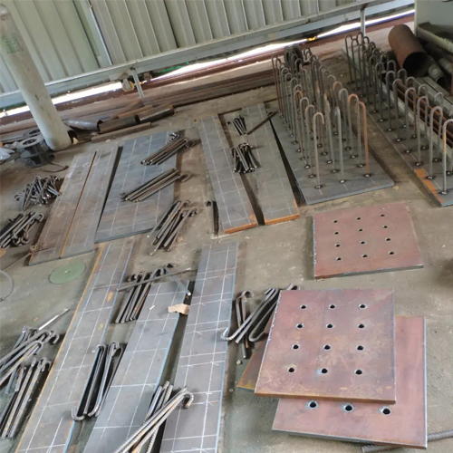 有哪些其他因素会影响海北预埋件位置的确定？